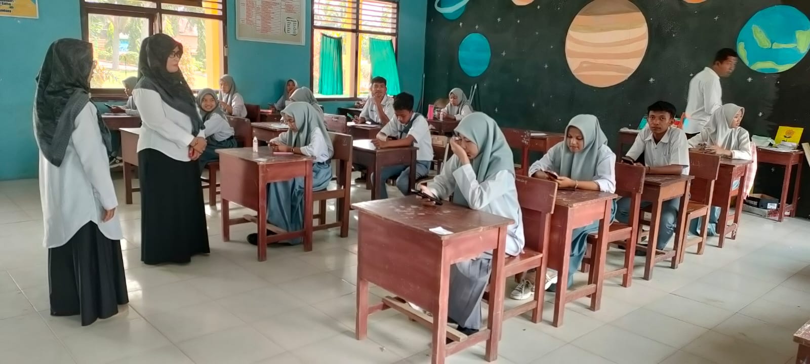 Memotivasi Siswa Melalui Kunjungan Keruang Asesmen Sumatif Akhir Tahun Ajaran 2023/2024