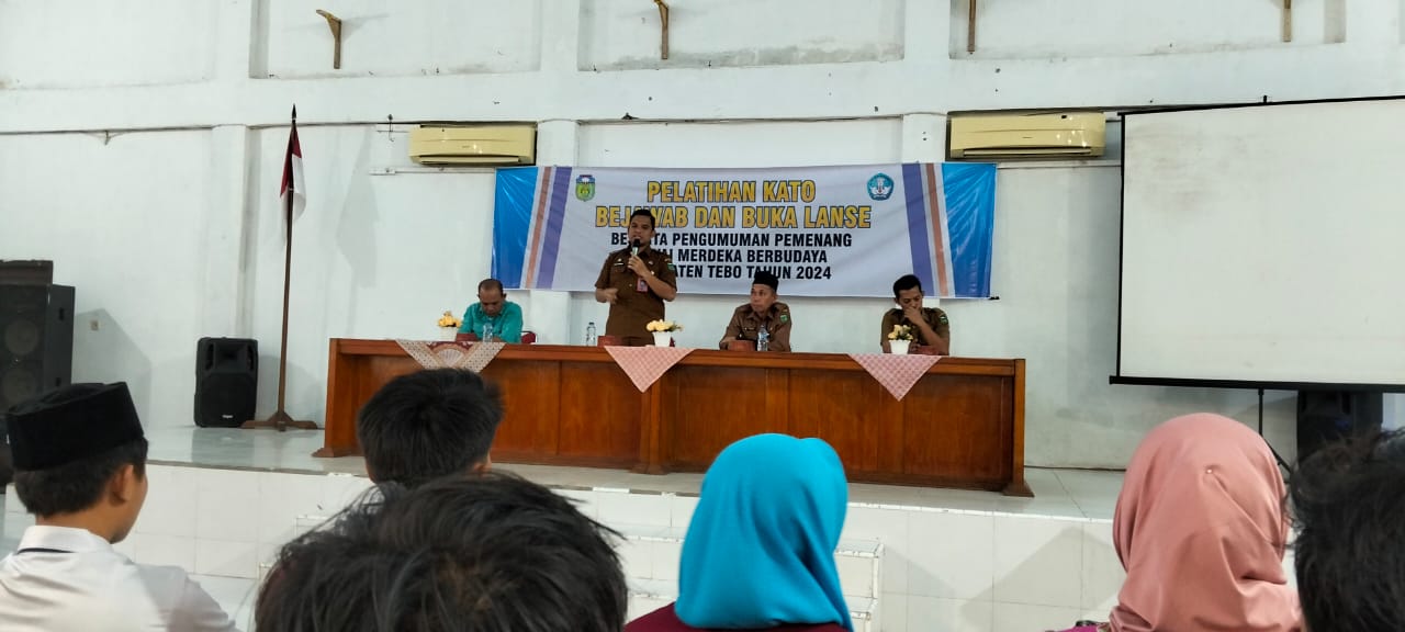SISWA MAN 2 TEBO  BERSEMANGAT MENGIKUTI PELATIHAN KATO BEJAWAB DAN BUKA LANSE DINAS DIKBUD TEBO