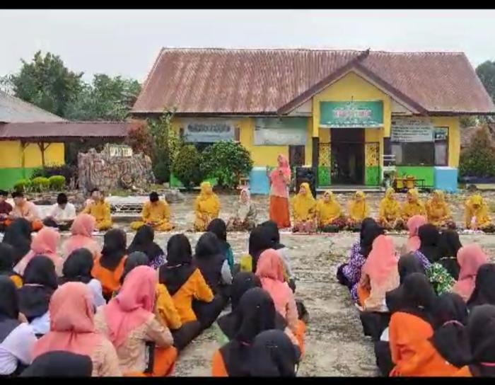 Tausyiah Siswa MAN 2 Tebo Mewarnai Kegiatan Jum'at  Berzikir