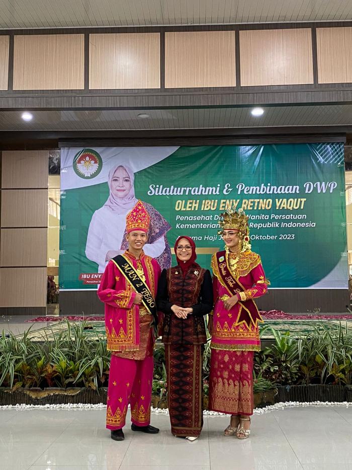 Siswa MAN 2 Tebo  Sambut Kehadiran ibu Menteri Agama RI Hj. Eny Retno Yaqut  Qoumas