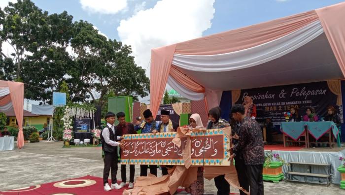 Kaligrafi Goresan Kuas Siswa Kelas XII MAN 2 Tebo  Menjadi Kenangan Terindah 