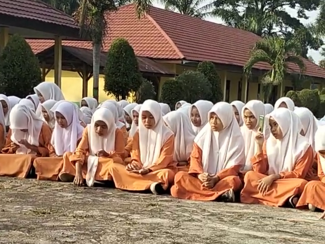 Pembiasan Membaca Yasin dan Muhadarhah Jum'at di MAN 2 Tebo 