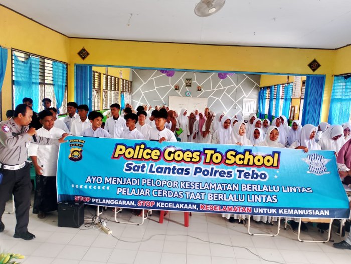 POLICE GOES TO SCHOOL: SOSIALISASI TATA TERTIB LALU LINTAS DI MAN 2 Tebo