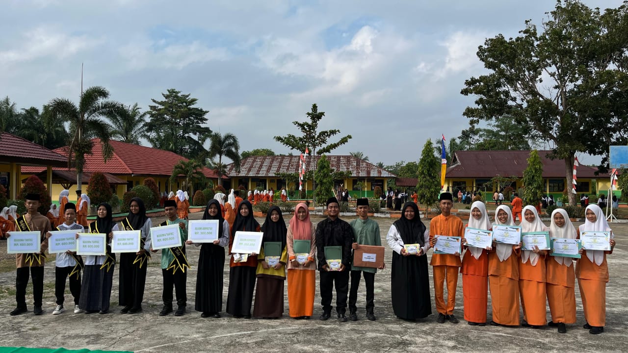 PESERTA KSM MAN 2  TEBO TERIMA PENGHARGAAN