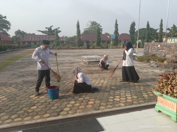 Teladan Kebersihan: Kepala MAN 2 Tebo Bersama STAF TU Gelar Aksi Bersih Lingkungan Madrasah Teladan Kebersihan: Kepala MAN 2 Tebo Bersama STAF TU Gelar Aksi Bersih Lingkungan Madrasah
