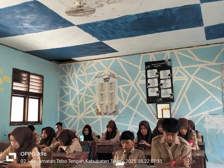 MAN 2 TEBO : PEMBIASAAN MEMBACA SHOLAWAT, DOâ€™A  BELAJAR,  DAN SENANDUNG AL-QURAN SEBELUM KEGIATAN BELAJAR.