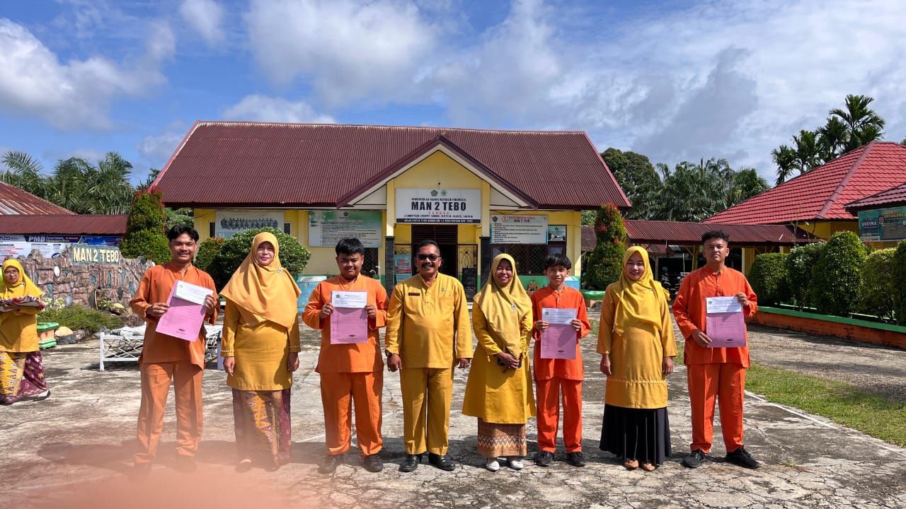 MERIAH, MAN 2 TEBO PEMBAGIAN RAPOR DAN HADIAH LOMBA CLASSMEETING . MERIAH, MAN 2 TEBO PEMBAGIAN RAPOR DAN HADIAH LOMBA CLASSMEETING .