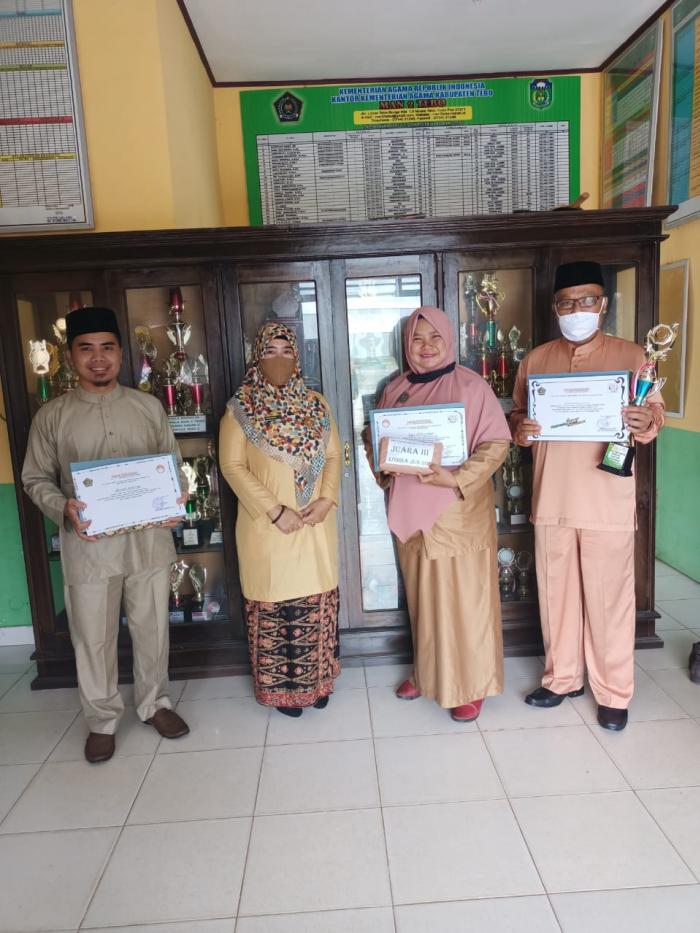 Kepala MAN 2 Tebo serahkan piala dan piagam penghargaan 