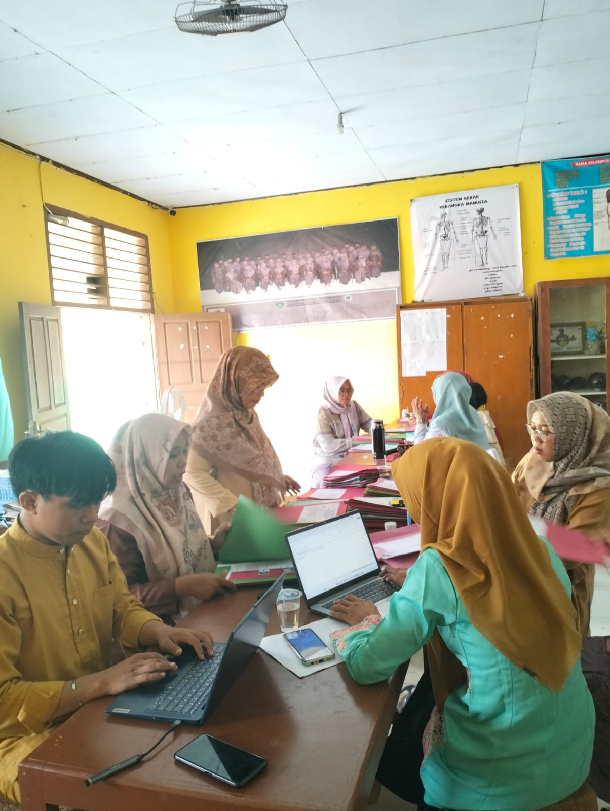 PANITIA PPDBM MAN 2 TEBO VERIFIKASI BERKAS PENDAFTAR CALON PESERTA DIDIK BARU 2025/2026