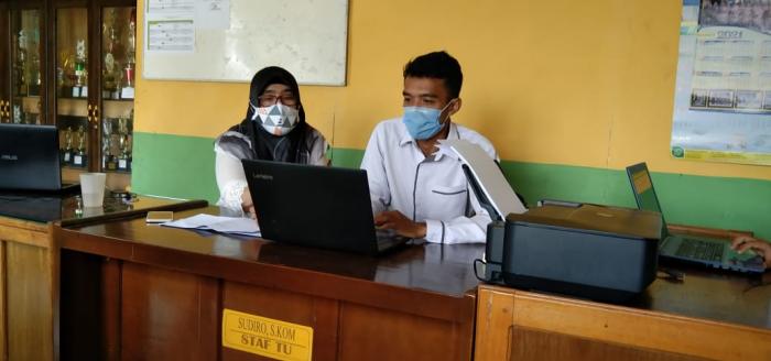 Kepala Madrasah Pantau operator  mengelola data Emis 