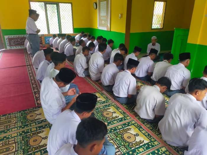 WAJIB Sholat Zuhur Berjamaah di MAN 2 Tebo : Rutinitas Positif. WAJIB Sholat Zuhur Berjamaah di MAN 2 Tebo : Rutinitas Positif.