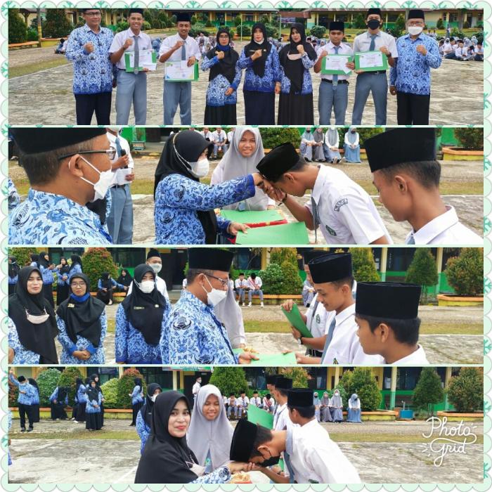 Pemberian Piagam pada pemenang Lomba Futsal MAN 2 Tebo ajang pencari bakat 