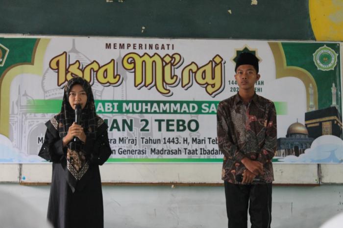 Kalaborasi Tausyiah Dua Bahasa Memukau Para Penonton. 