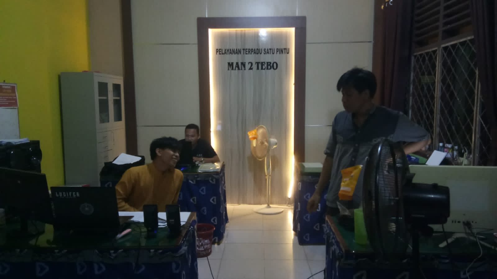 OPERATOR MAN 2  TEBO KERJA LEMBUR CETAK RDM SISWA