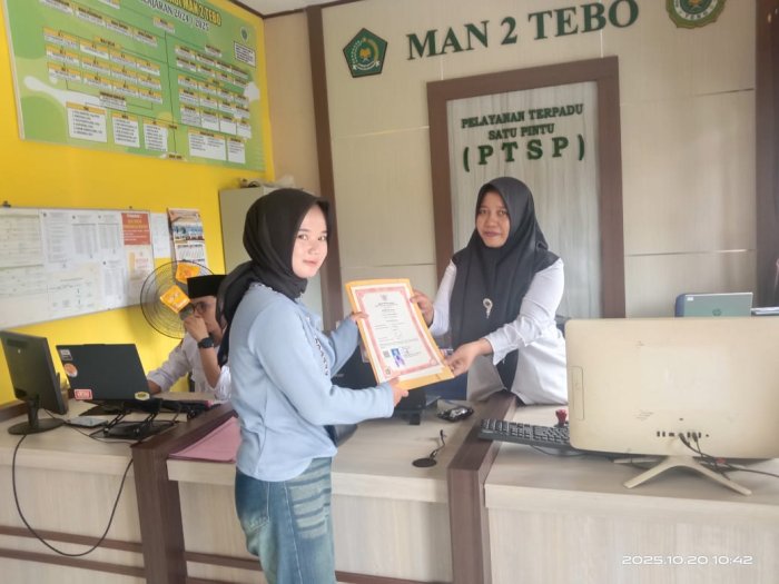 PTSP Melati MAN 2 Tebo Serahkan Ijazah Siswa