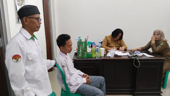 Petugas UKM MAN 2 Tebo Sigap Tangani Siswa Pingsan Saat Upacara Petugas UKM MAN 2 Tebo Sigap Tangani Siswa Pingsan Saat Upacara