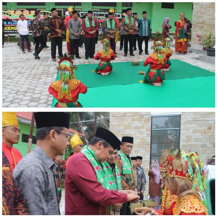 Tari Sikapur Sirih MAN 2 Tebo Sambut Kehadiran Tamu undangan peresmian Gedung PLHUT PLHUT Kantor Kementerian  Agama Kabupaten Tebo