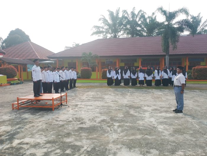 Upacara Bendera Senin: Waka Sarana Prasarana MAN 2 Tebo Ingatkan Siswa Jaga Kebersihan Fasilitas Madrasah