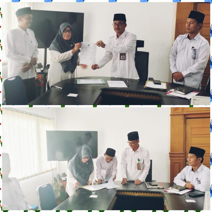 Kepala MAN 2 TEBO Tanda Tangani Perjanjian Kerja 2023 Kepala MAN 2 TEBO Tanda Tangani Perjanjian Kerja 2023