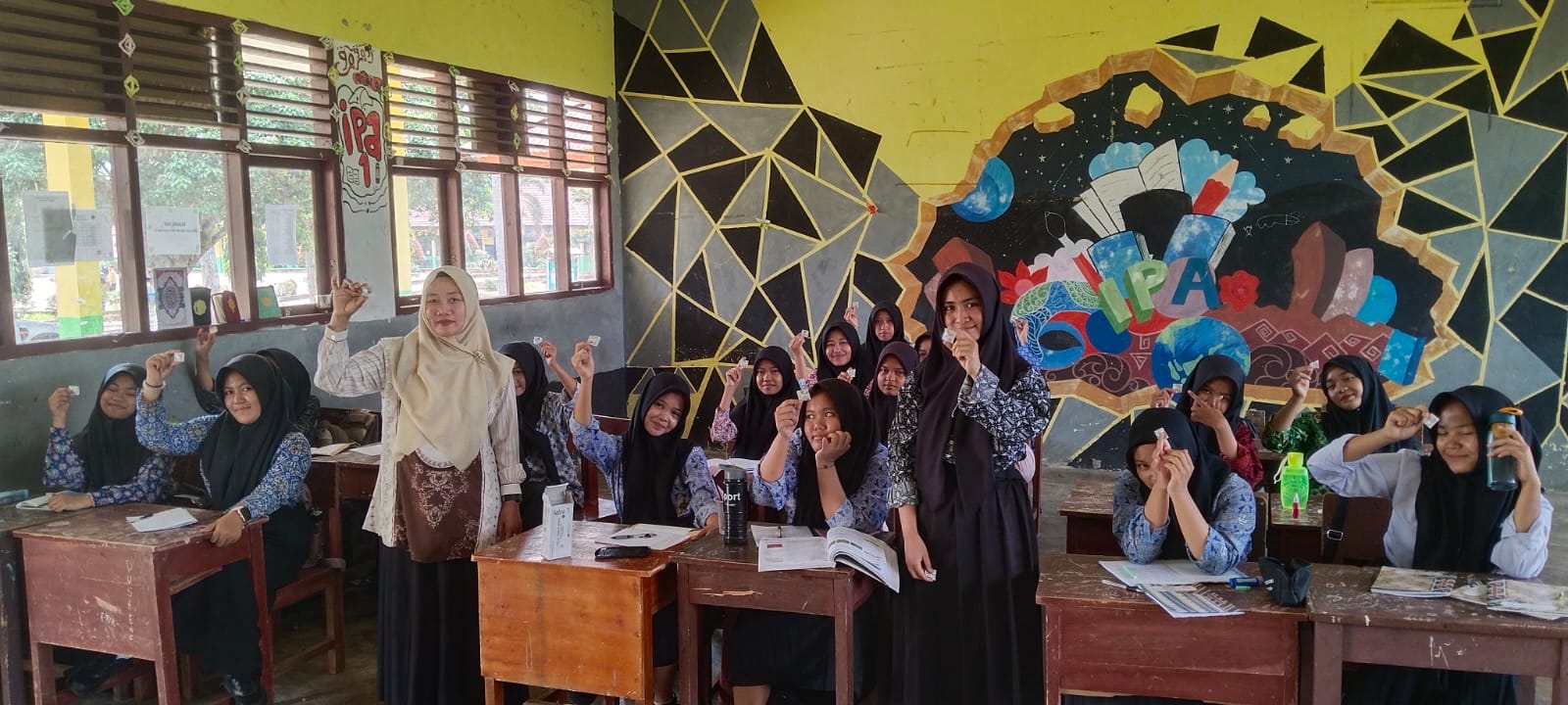 PEMBERIAN PIL PENAMBAH DARAH PADA SISWI MAN 2 TEBO PEMBERIAN PIL PENAMBAH DARAH PADA SISWI MAN 2 TEBO