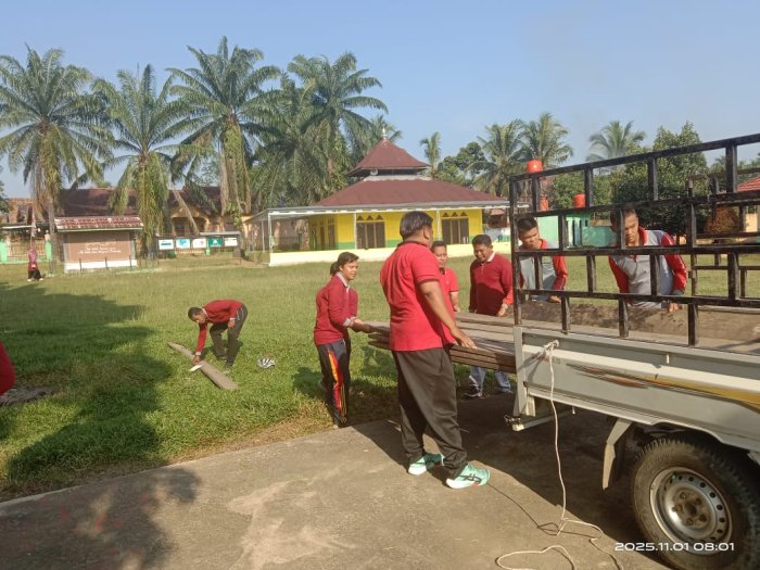Kamad MAN 2 Tebo Himbau Seluruh Peserta Didik Gotong Royong Membersihkan Lingkungan Madrasah