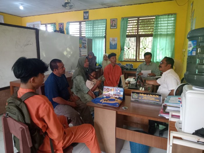 Tanamkan Disiplin, Guru BK MAN 2 Tebo Beri Pembinaan Siswa Terlambat Tanamkan Disiplin, Guru BK MAN 2 Tebo Beri Pembinaan Siswa Terlambat