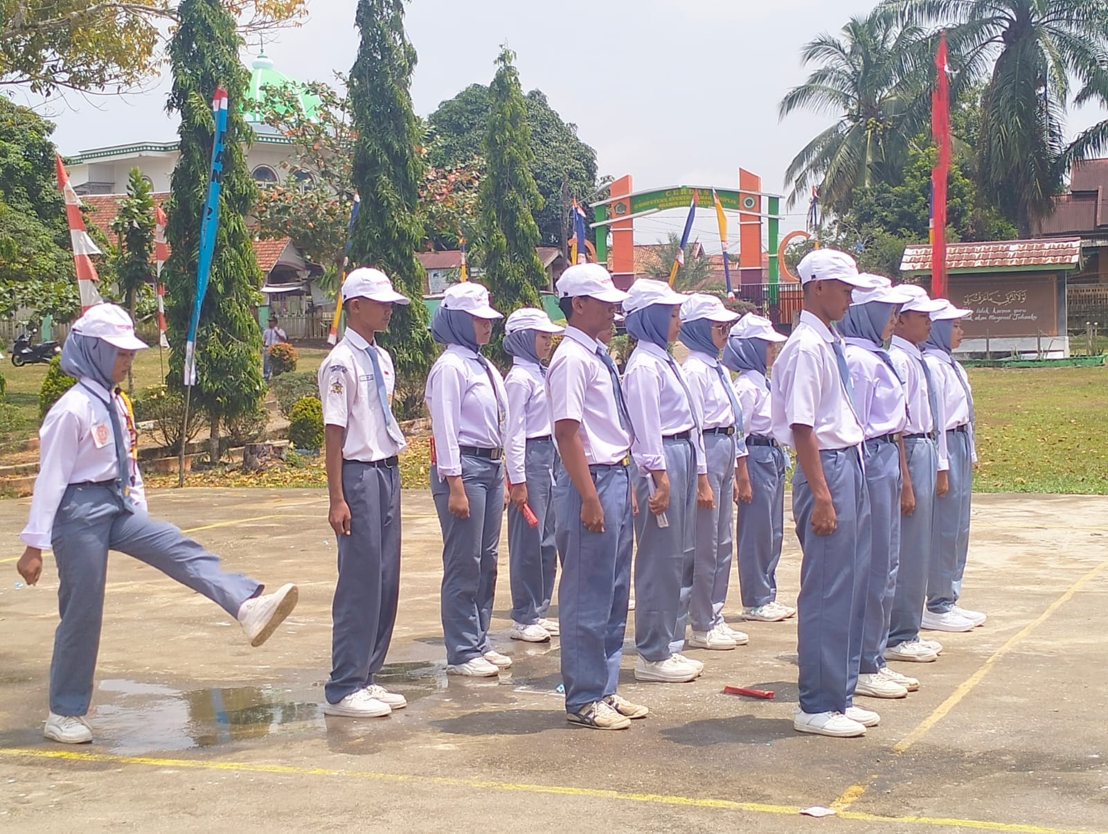 SAMBUT HARI PRAMUKA DAN HUT RI KE â€“ 80, MAN 2 TEBO GELAR LOMBA GERAK JALAN DAN LOMBA KREASI BARIS-BERBARIS (LKBB) DAN YEL-YEL ANTAR KELAS