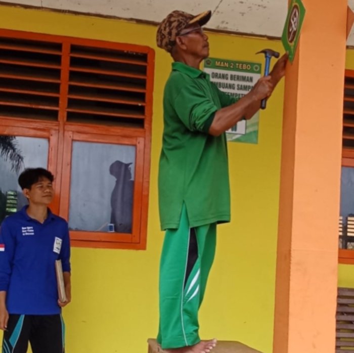 Kreatif dan Religius, Siswa Kelas XII MAN 2 Tebo Sulap Tiang Madrasah jadi Media Edukasi ASMAUL HUSNA Kreatif dan Religius, Siswa Kelas XII MAN 2 Tebo Sulap Tiang Madrasah jadi Media Edukasi ASMAUL HUSNA