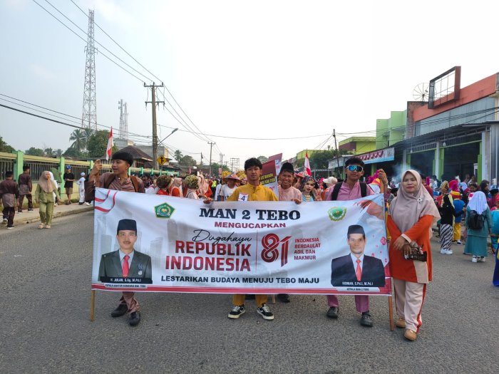 Sukses dan Semarak! Barisan MAN 2 Tebo Tampil Meriah dan Tertib di Pawai Kemerdekaan RI ke-81 Tingkat Kecamatan