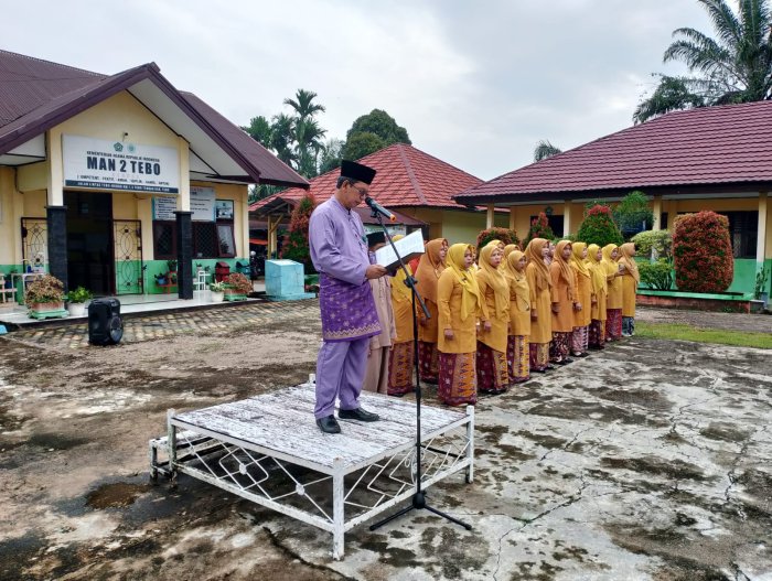 MAN 2 TEBO : Upacara Senin Perdana Awal Semester Genap.