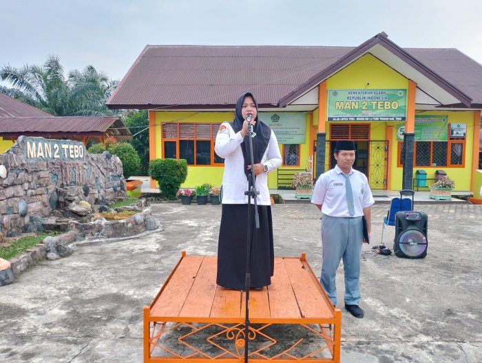 Upacara Bendera Hari Senin MAN 2 Tebo, Pembina : Pentingnya Menjaga Akhlak dan Bijak Bermedia Sosial.