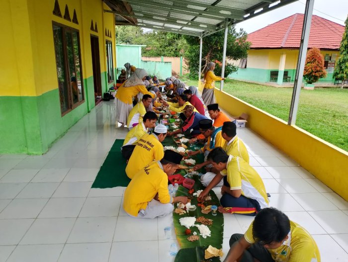 Pererat Silaturahmi Keluarga Besar MAN 2 Tebo Gelar Makan Bersama Beralas Daun Pisang