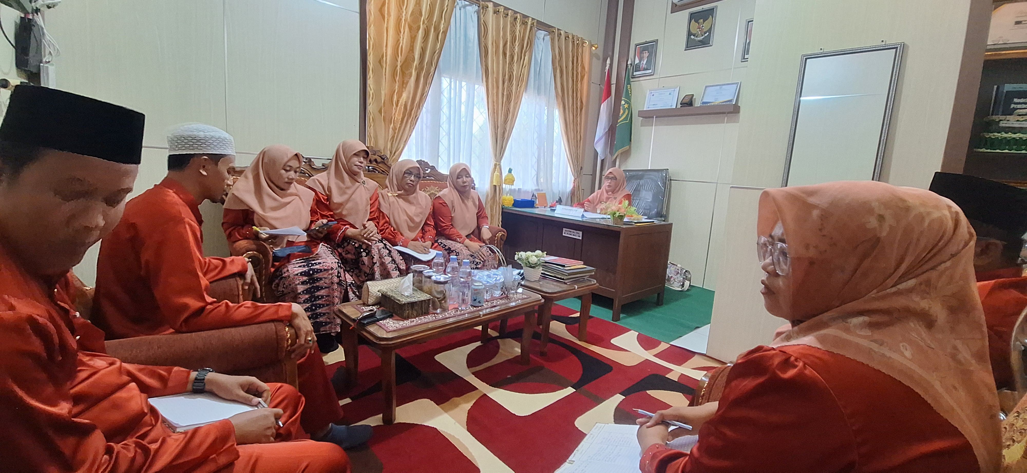 OPTIMALKAN KEGIATAN KEAGAMAAN KEPALA MAN 2 TEBO LAKUKAN DISKUSI BERSAMA GURU PAI OPTIMALKAN KEGIATAN KEAGAMAAN KEPALA MAN 2 TEBO LAKUKAN DISKUSI BERSAMA GURU PAI