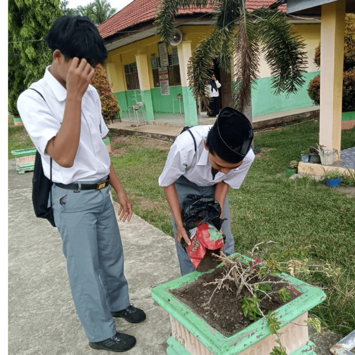 Madrasah Asri Siswa MAN 2 Tebo Lakukan Pemupukan Tanaman Hias