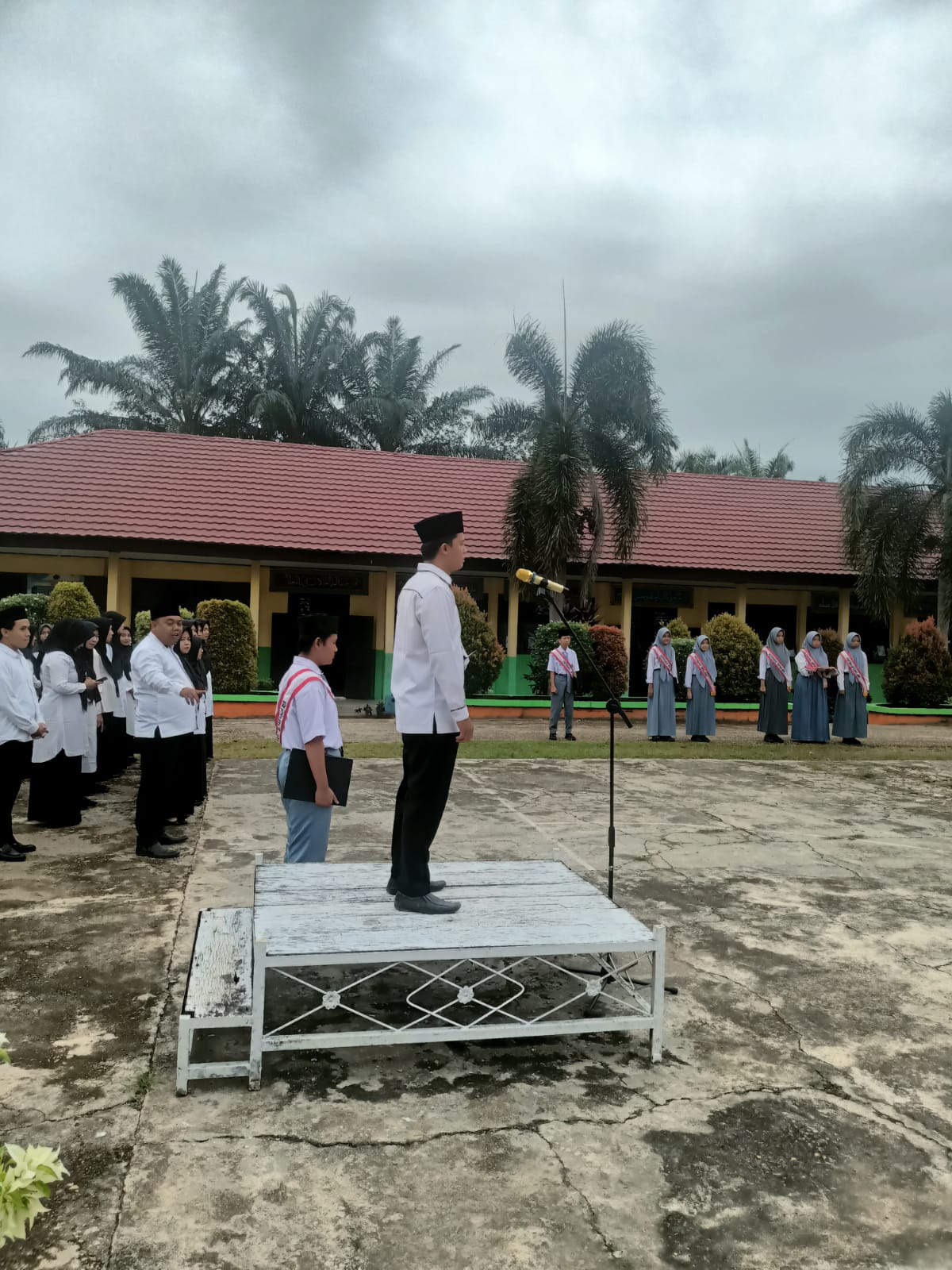 JADI PEMBINA UPACARA, GURU BK MAN 2 TEBO AJAK SIWA PATUHI TATA TERTIB  DAN  INGATKAN  KETELADANAN