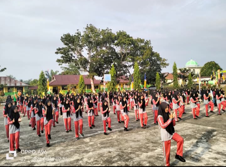 MAN 2 TEBO Warga Madrasah Gelar Bakti Sosial Bersihkan Lingkungan 