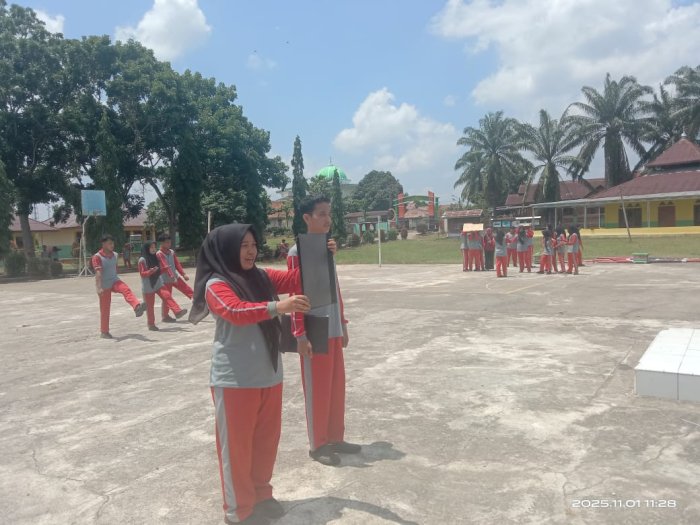 Wali Kelas XII.3 MAN 2 Tebo Dampingi Siswa Latihan Upacara Bendera Persiapan Hari Senin Wali Kelas XII.3 MAN 2 Tebo Dampingi Siswa Latihan Upacara Bendera Persiapan Hari Senin