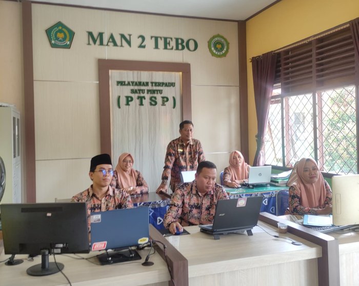 Kamad dan Guru MAN 2 Tebo Mengikuti Pembinaan Kemenag Via Zoom.