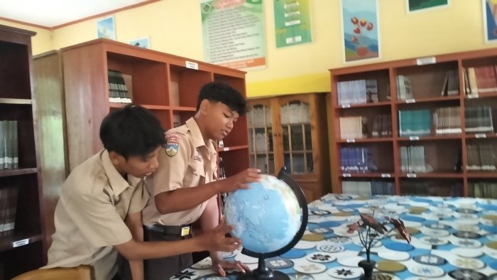 Siswa MAN 2 Tebo Antusias Belajar Geografi dengan Globe Siswa MAN 2 Tebo Antusias Belajar Geografi dengan Globe