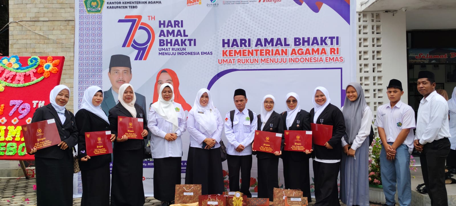 SELAMAT …! 8 GURU MAN 2 TEBO TERIMA PENGHARGAAN SATYA LENCANA KARYA SATYA SELAMAT …! 8 GURU MAN 2 TEBO TERIMA PENGHARGAAN SATYA LENCANA KARYA SATYA