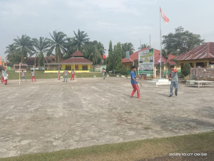 Siswa kelas X.2 melakukan kegiatan olahraga yang menyenangkan