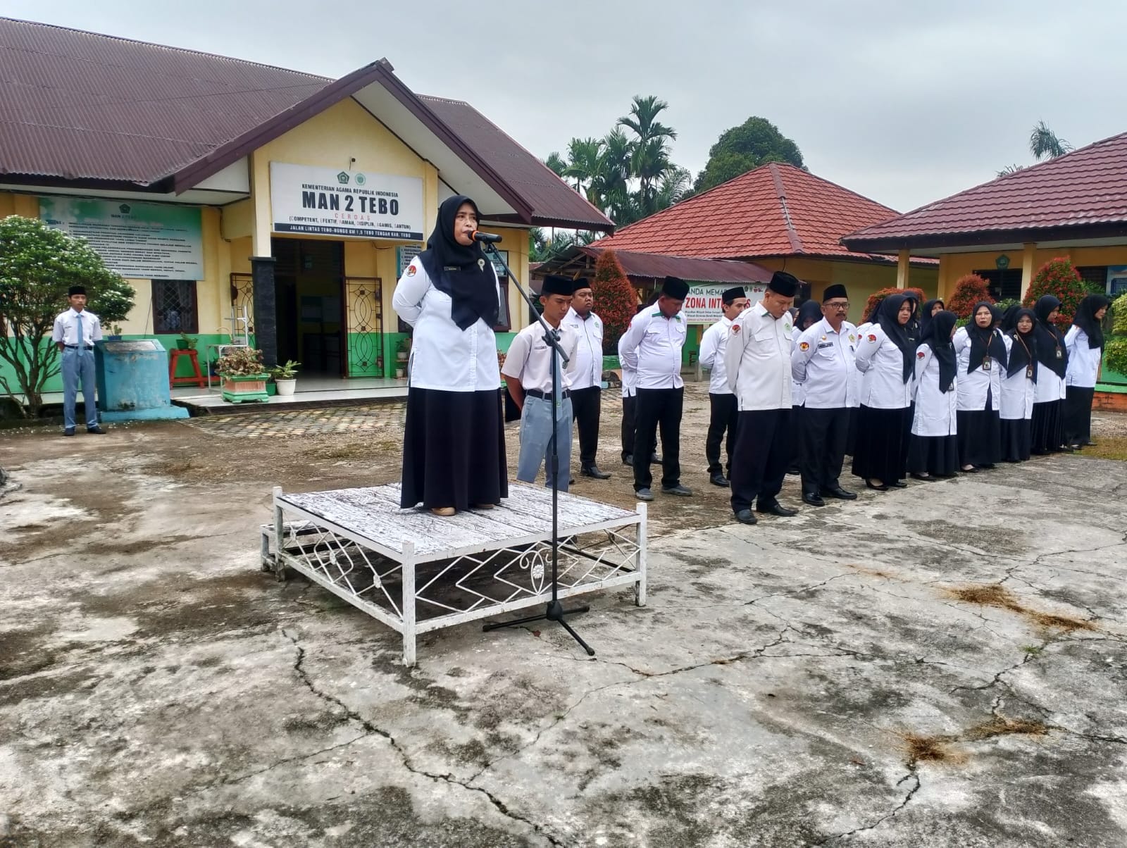MAN 2 TEBO : HARI PERTAMA MASUK MADRASAH, DI MULAI DENGAN UPACARA BENDERA. MAN 2 TEBO : HARI PERTAMA MASUK MADRASAH, DI MULAI DENGAN UPACARA BENDERA.