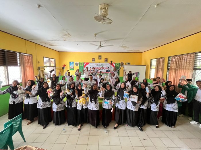 Guru MAN 2 Tebo Rayakan Hari Guru dengan Tukar Kado