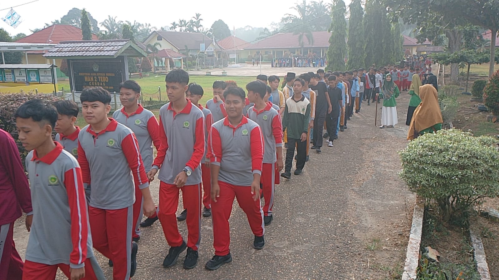 SABTU CERIA :  KELUARGA BESAR MAN 2 TEBO  MELAKSANAKAN JALAN SANTAI BERSAMA.