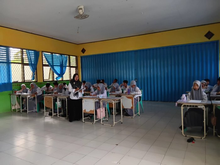 Guru Piket Aktif Kontrol Kehadiran Siswa Dan Jam Mengajar Tenaga Pendidik Di MAN 2 Tebo Guru Piket Aktif Kontrol Kehadiran Siswa Dan Jam Mengajar Tenaga Pendidik Di MAN 2 Tebo