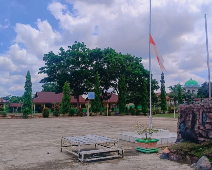 MAN 2 Tebo Kibarkan Bendera Setengah Tiang Peringati G30S PKI
