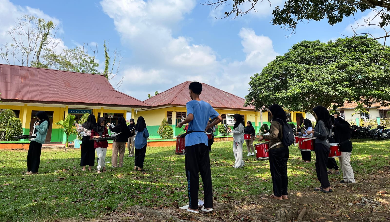Siswa MAN 2 Tebo Manfaatkan Waktu Libur  Berlatih Drumband 