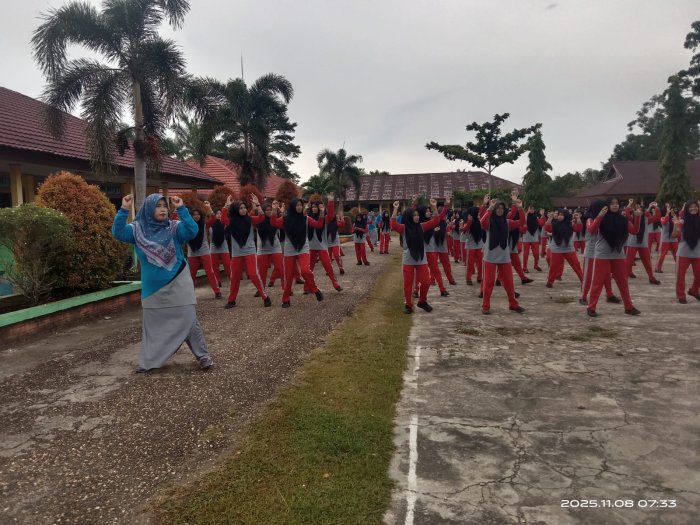 Menumbuhkan Semangat Sehat dan Bersih : MAN 2 Tebo Gelar Senam Pagi dan Gotong Royong Menumbuhkan Semangat Sehat dan Bersih : MAN 2 Tebo Gelar Senam Pagi dan Gotong Royong