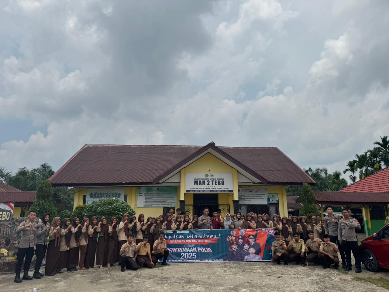 POLRES TEBO SOSIALISASIKAN  PENERIMAAN ANGGOTA POLRI TAHUN 2025 KEPADA SISWA MAN 2 TEBO 