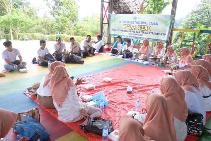 â€œ TINGKATKAN KINERJA GURU DAN TENAGA KEPENDIDIKAN â€œ : MAN 2 TEBO OUTDOOR MEETING AWAL SEMESTER GENAP TAHUN PELAJARAN 2024/2025.